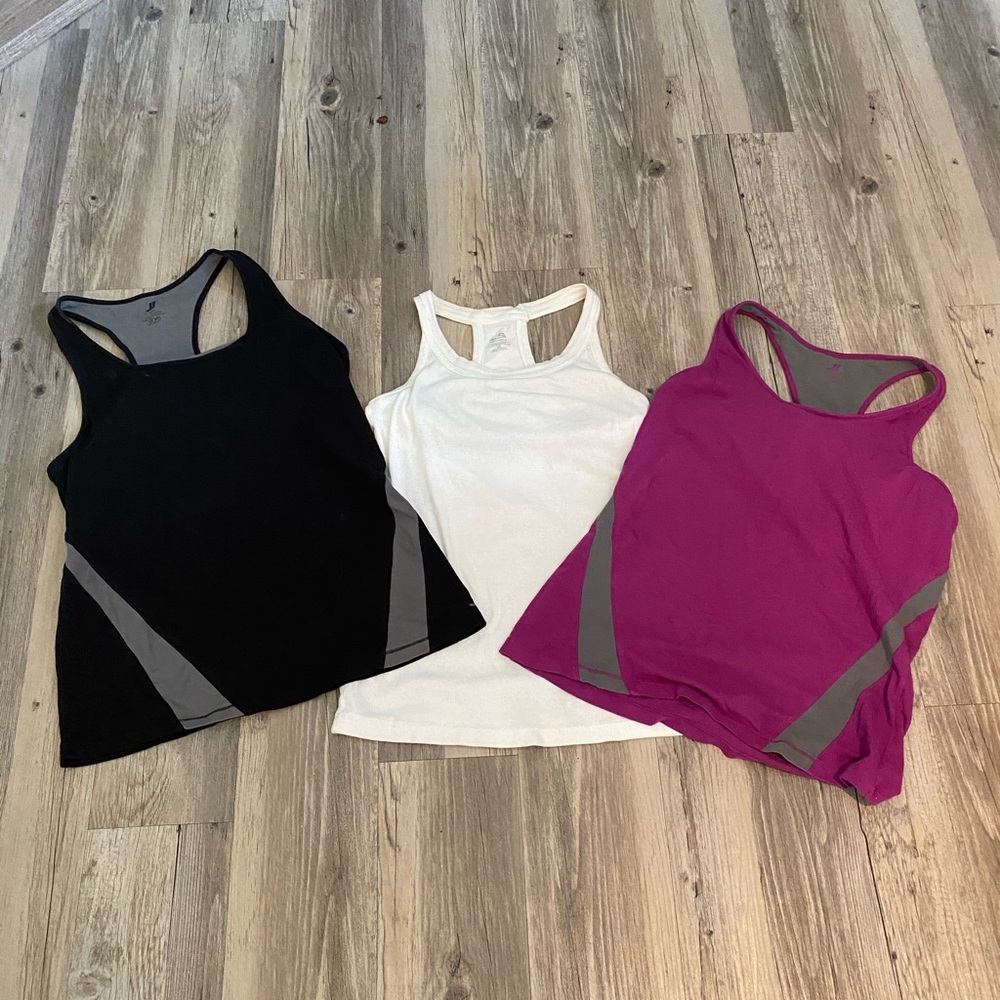 Set of three work-out tanks Size L